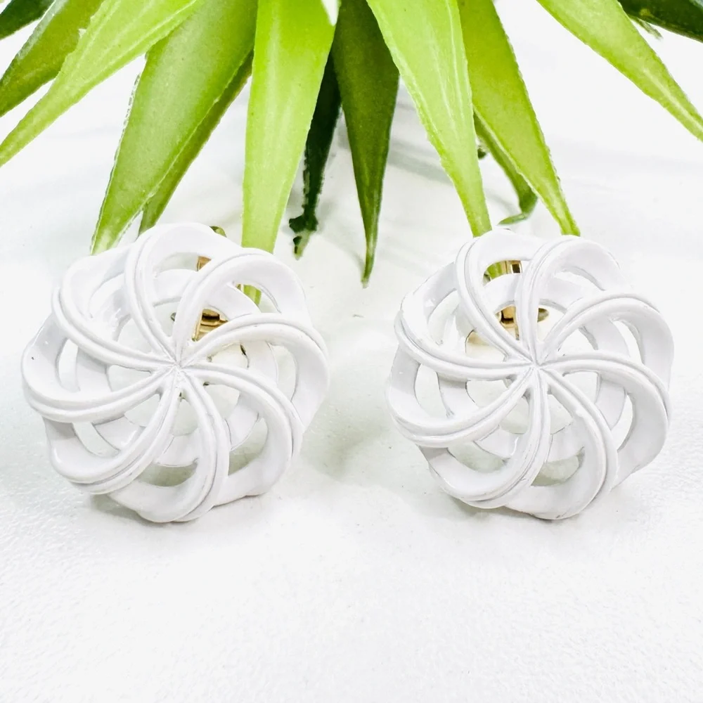 Vintage 60s Crown Trifari White Enamel Pinwheel Swirl Gold Tone Clip Earrings